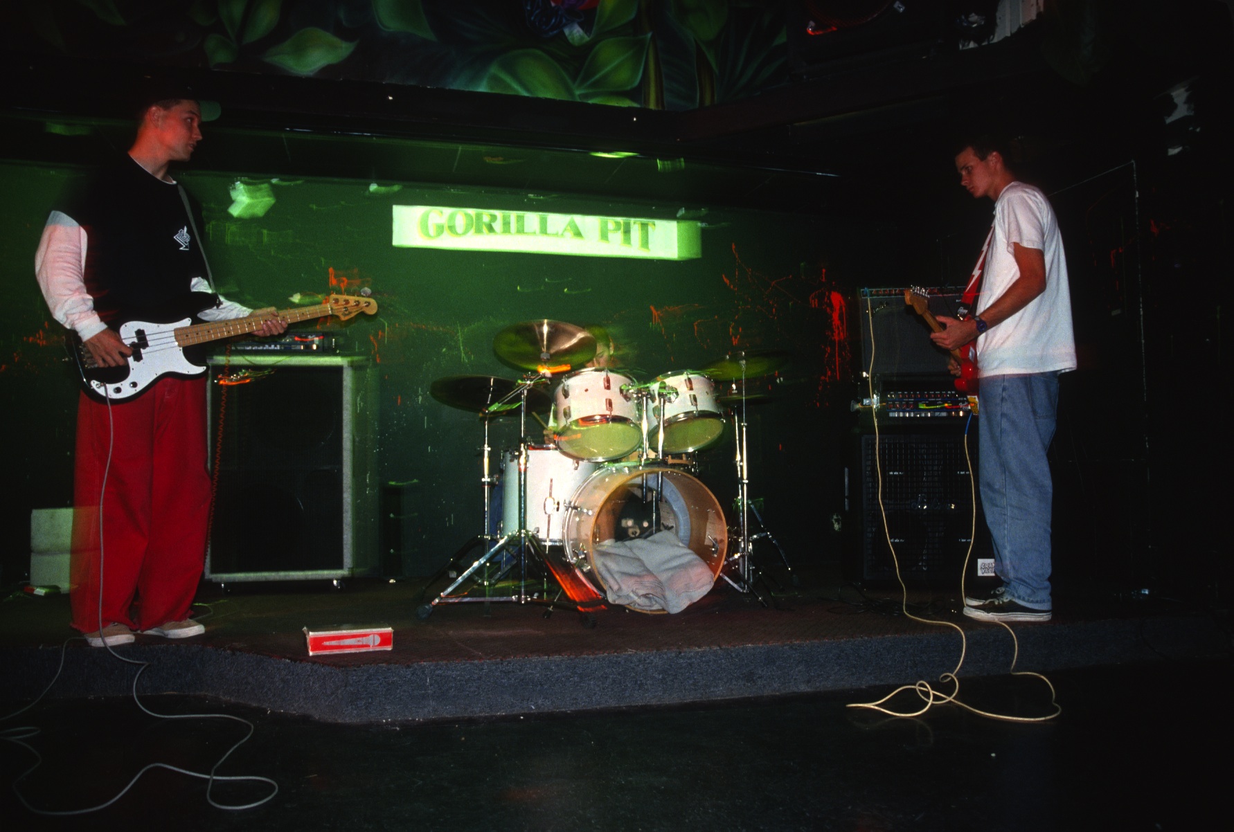 Blink-182 แสดงที่ Gorilla Pit ในปี 1993