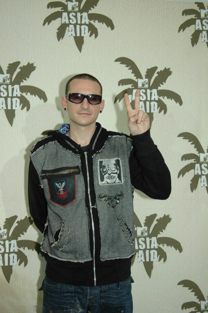 Chester Bennington ร้องเพลงบนเวทีในปี 2005