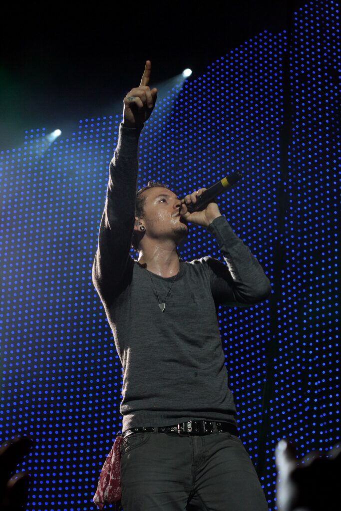 Chester Bennington แสดงสดกับ Linkin Park ในปี 2007