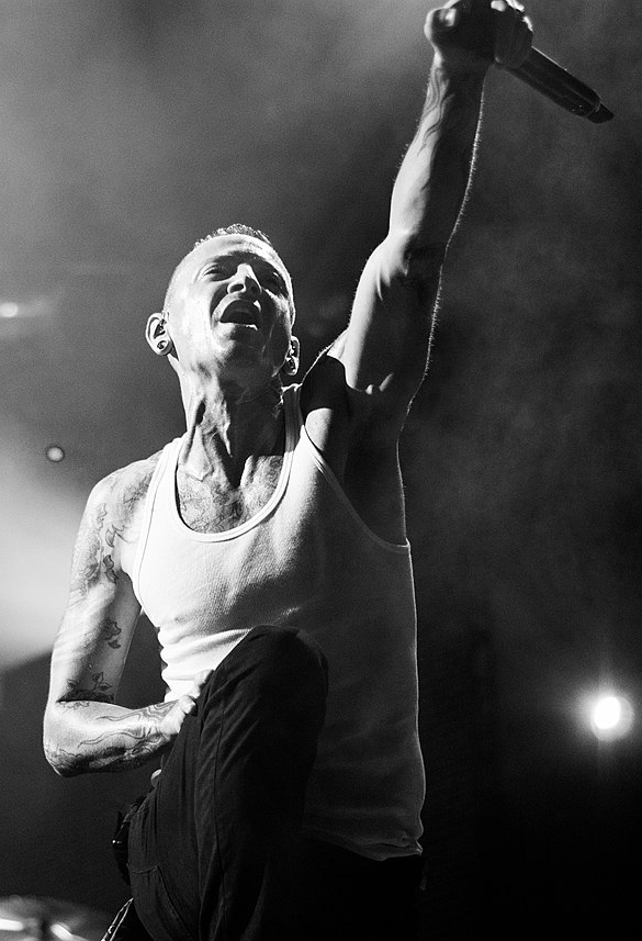 Chester Bennington บนเวที Carnivores Tour ปี 2014