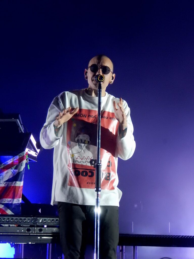 Chester Bennington แสดงสดที่ Brixton Academy ปี 2017