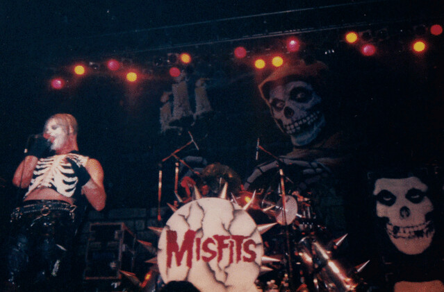 Michale Graves แสดงสดกับ The Misfits ในไลน์อัปยุค Famous Monsters