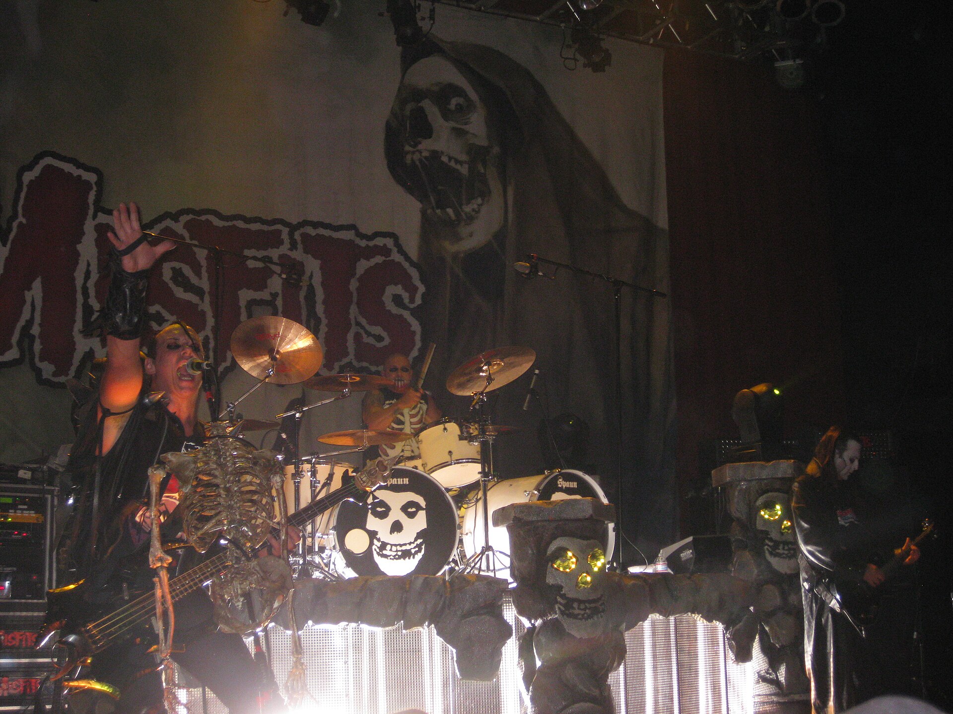 Jerry Only Eric Arce และ Dez Cadena แสดงสดกับ The Misfits ปี 2012