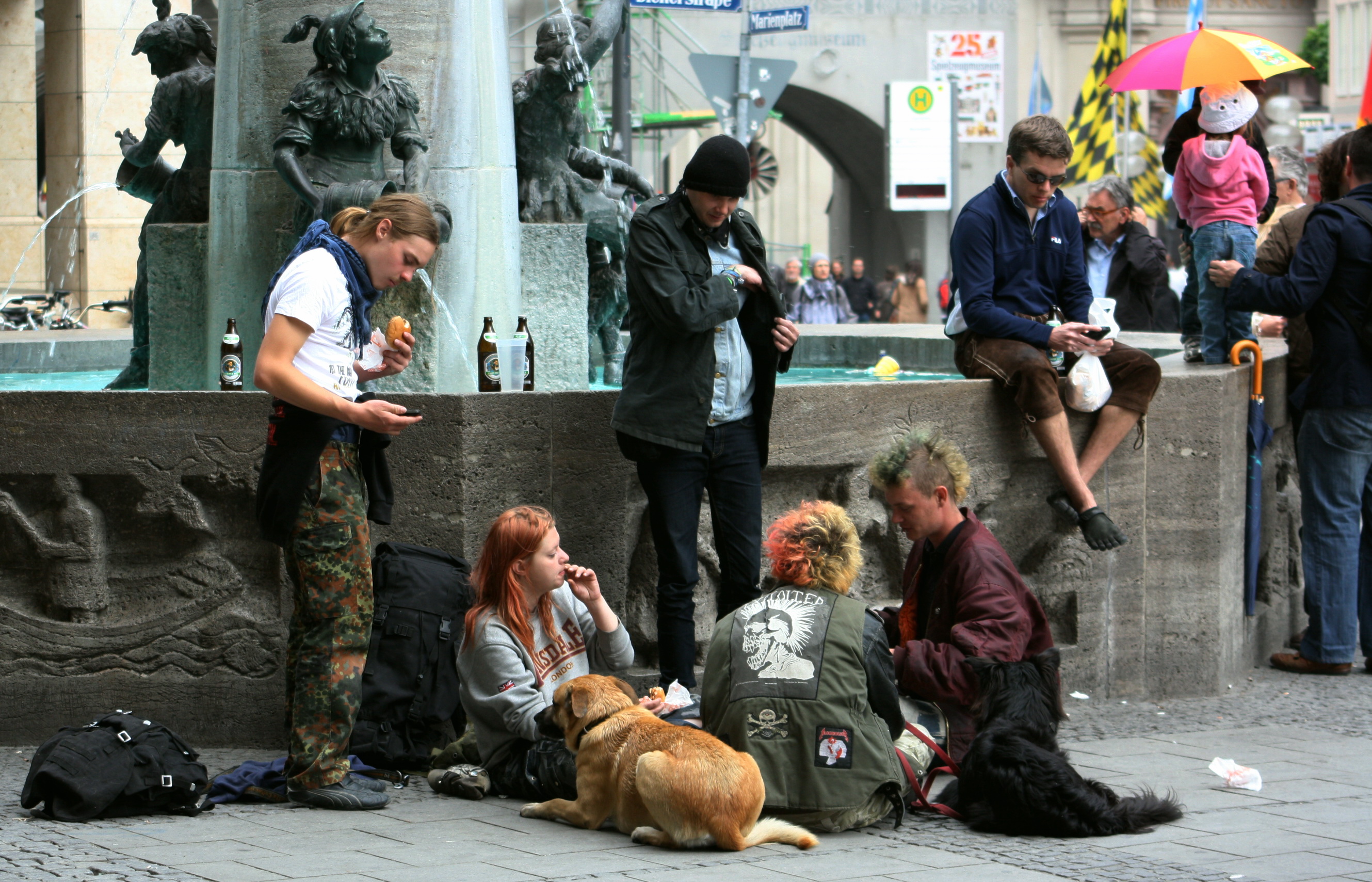 กลุ่มพังก์ใช้เวลาร่วมกันที่จัตุรัส Marienplatz เมืองมิวนิก ปี 2011