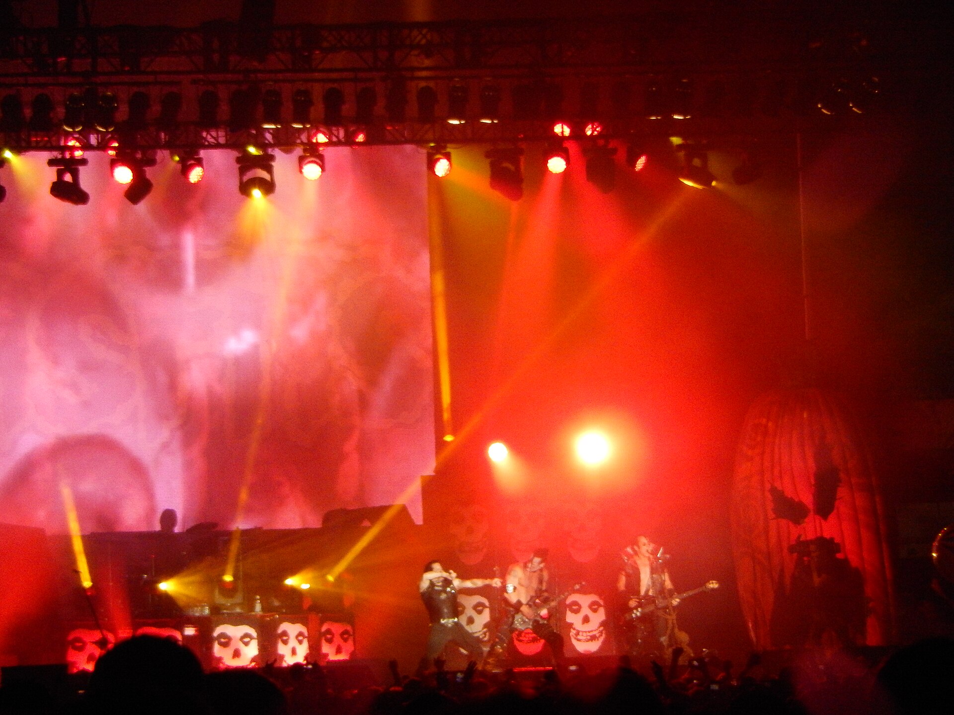 The Original Misfits แสดงสดท่ามกลางแสงสีแดงที่ Riot Fest Chicago ปี 2016