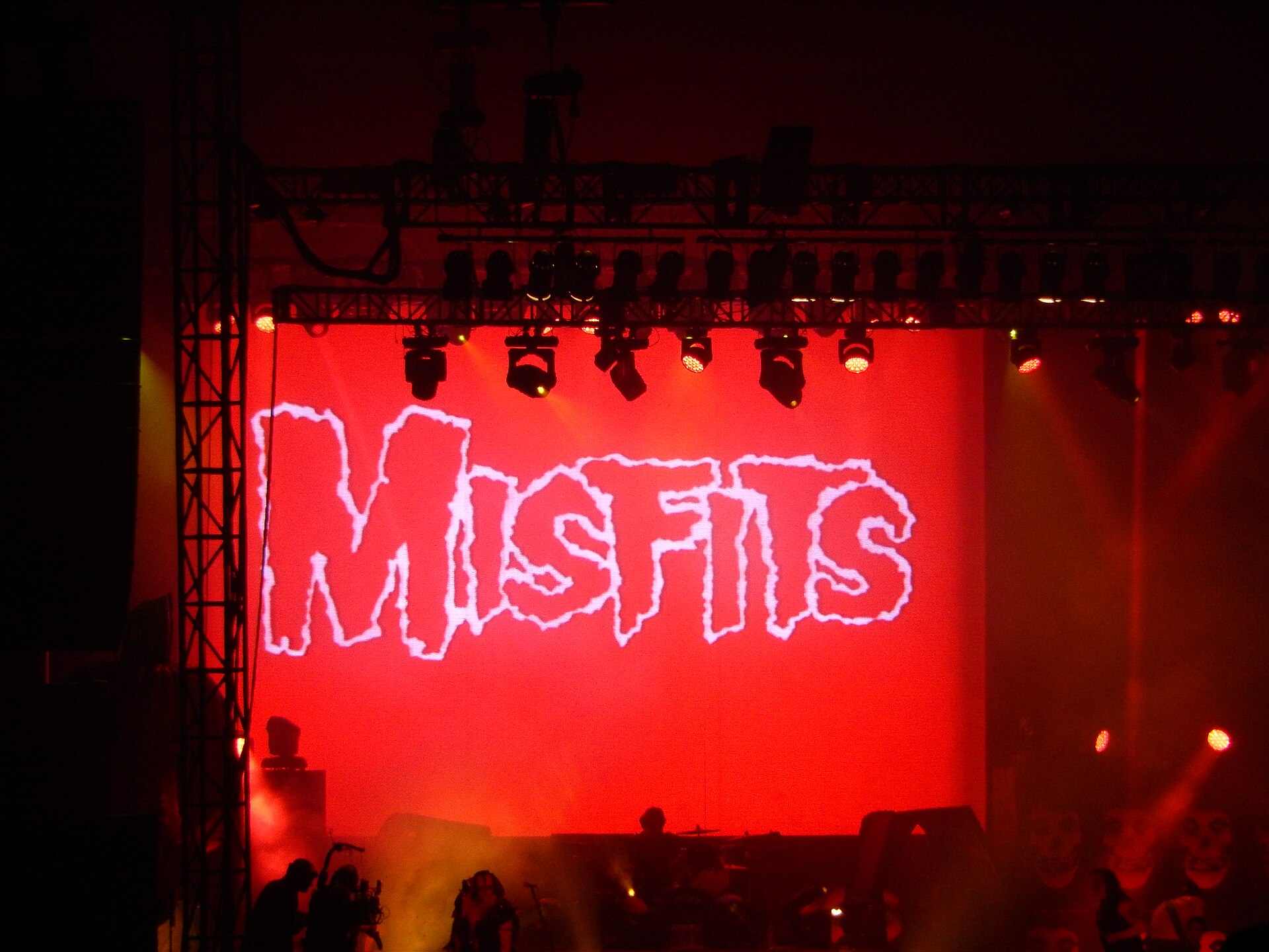 The Original Misfits แสดงสดกับฉากโลโก้สีแดงในปี 2016