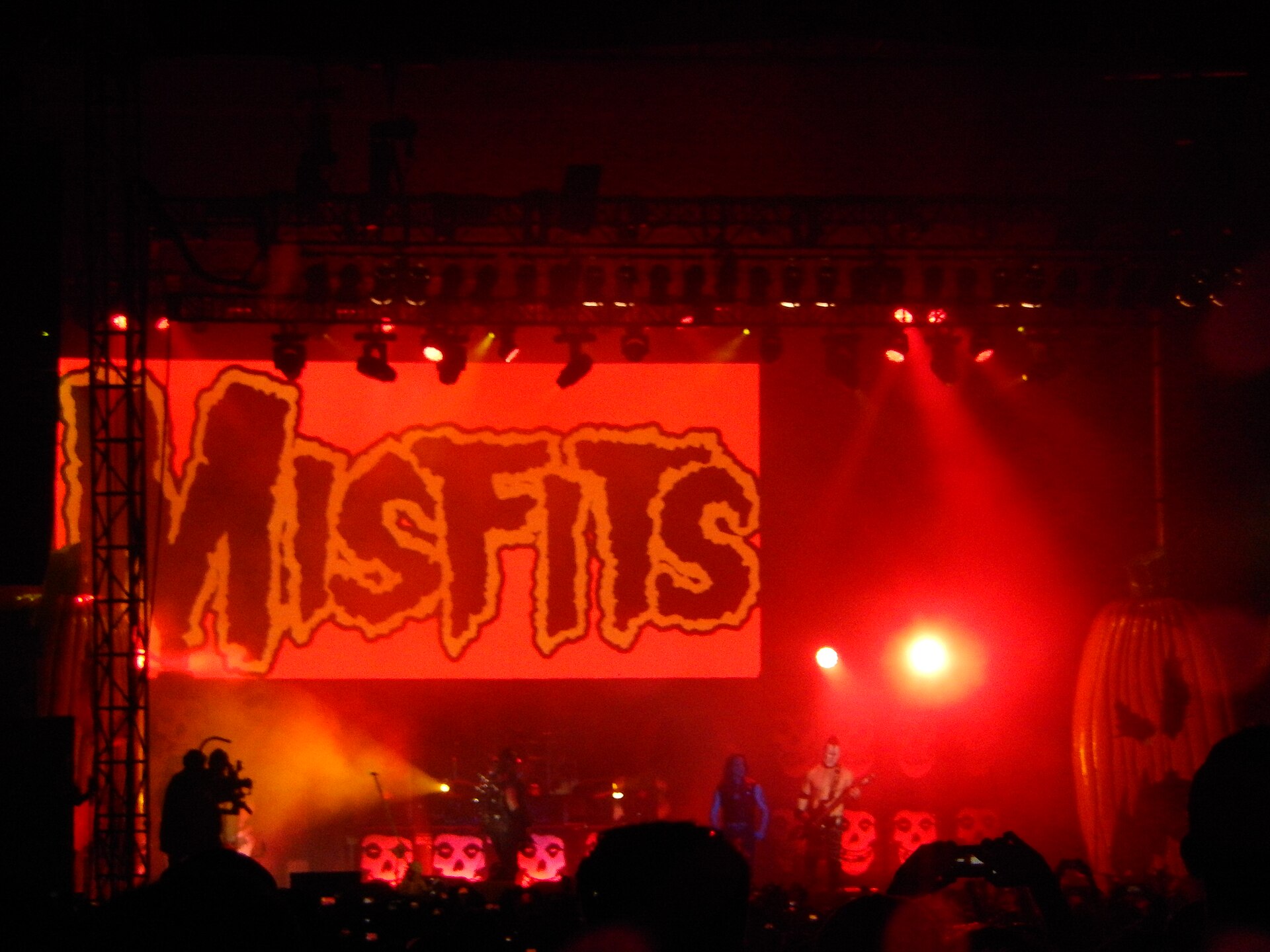 The Original Misfits แสดงสดที่ Riot Fest Chicago พร้อมแสงสีแดง